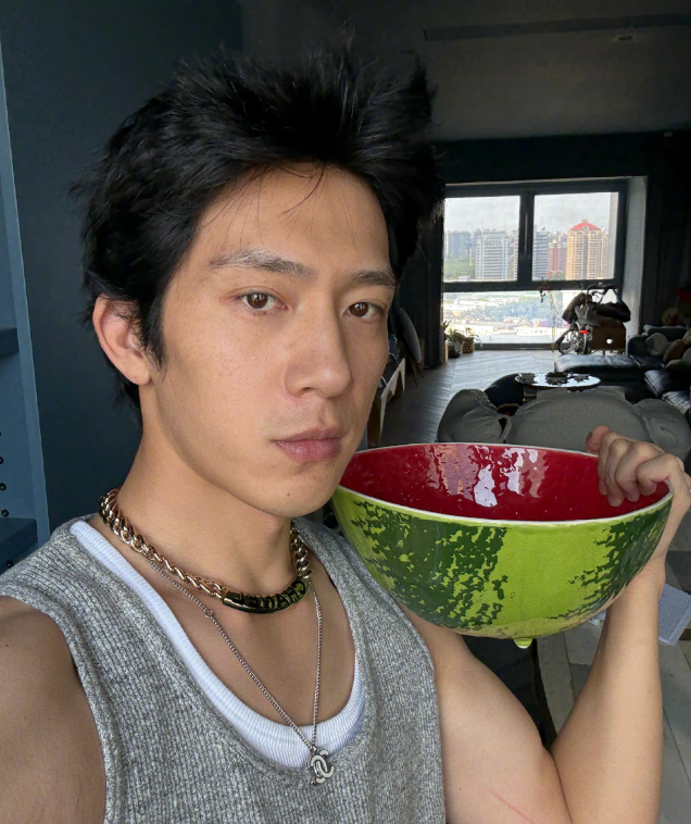 36岁井柏然豪宅意外曝光，冷淡“水泥风”好时髦，第一眼看还以为毛坯房