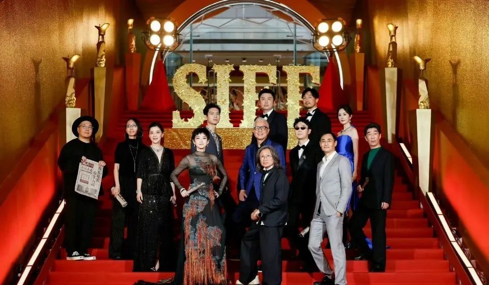 杨幂也陷“春山学”风波，走红毯合影将女主挤到边上，深蓝色长裙过于扎眼