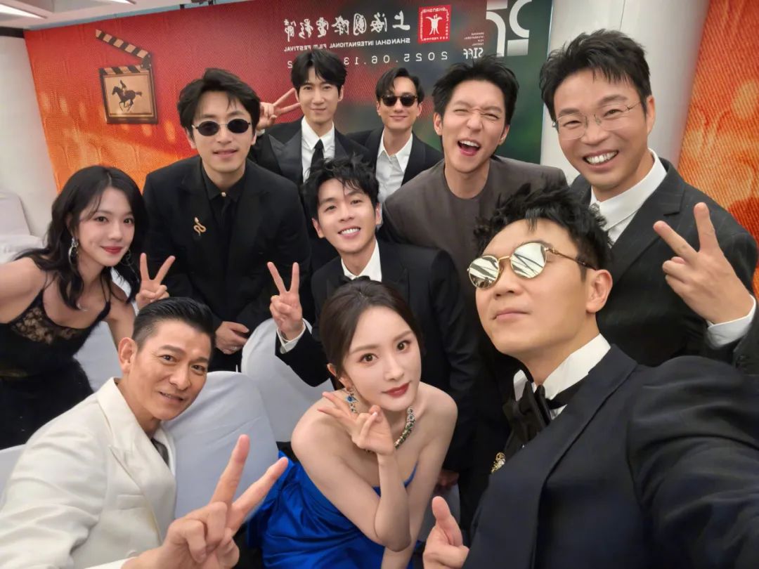 杨幂也陷“春山学”风波，走红毯合影将女主挤到边上，深蓝色长裙过于扎眼