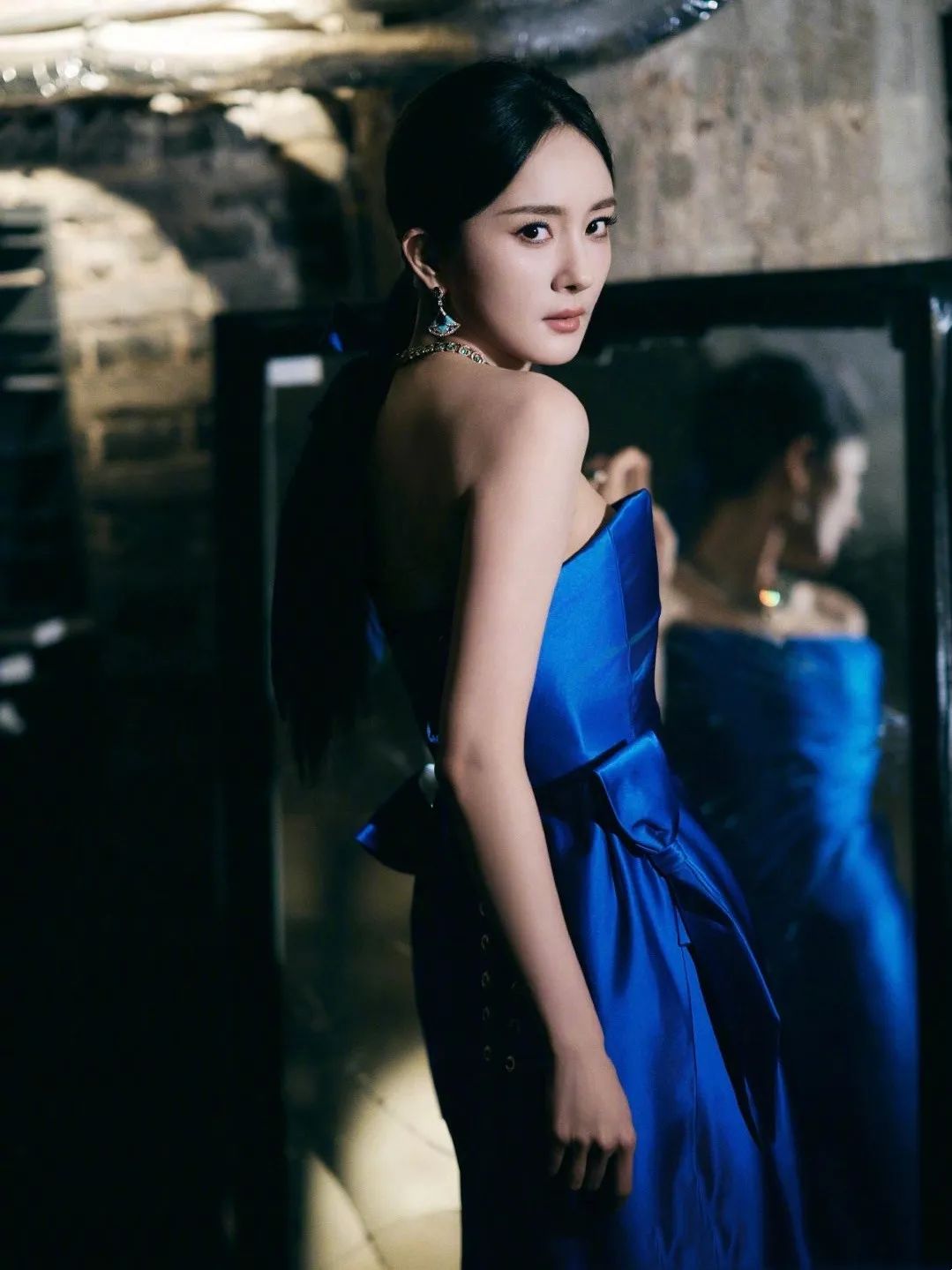 杨幂也陷“春山学”风波，走红毯合影将女主挤到边上，深蓝色长裙过于扎眼