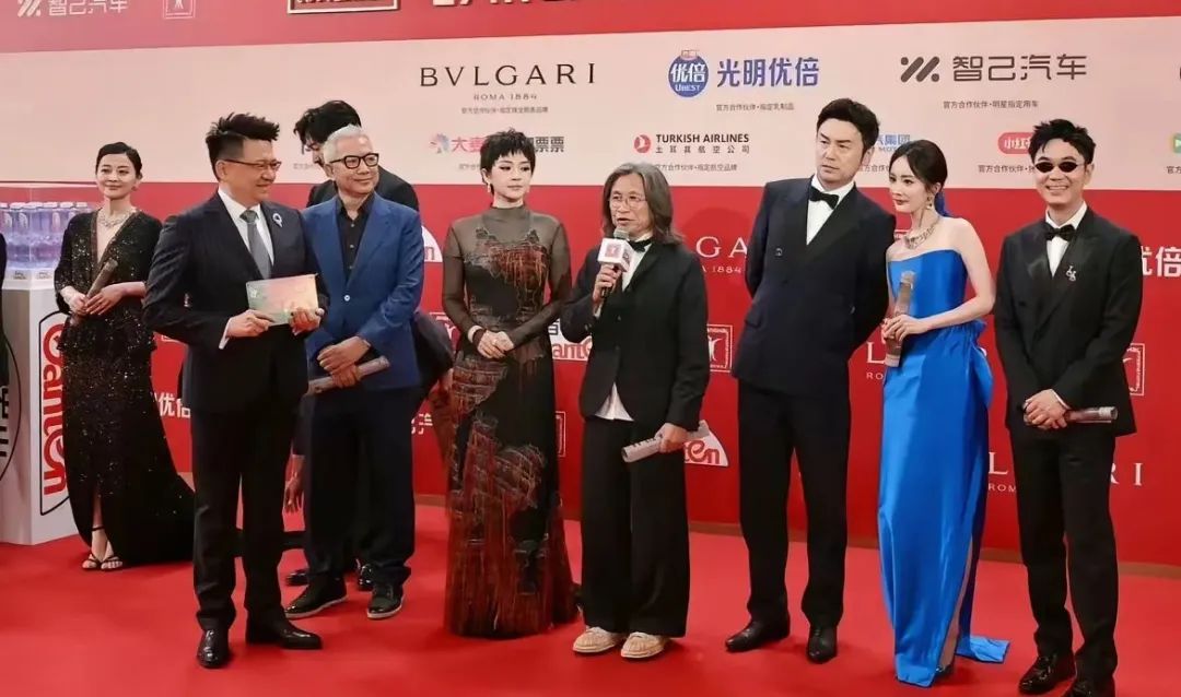 杨幂也陷“春山学”风波，走红毯合影将女主挤到边上，深蓝色长裙过于扎眼