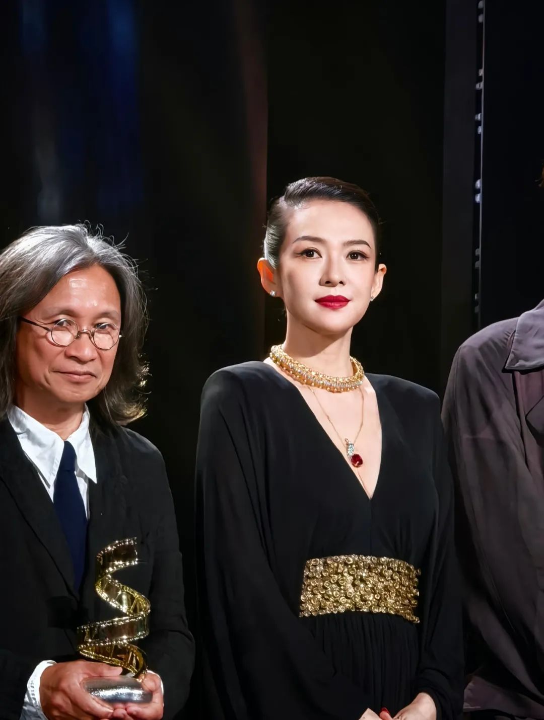 46岁章子怡离婚后放得开，穿黑裙走红毯成焦点，干练盘发贵气十足