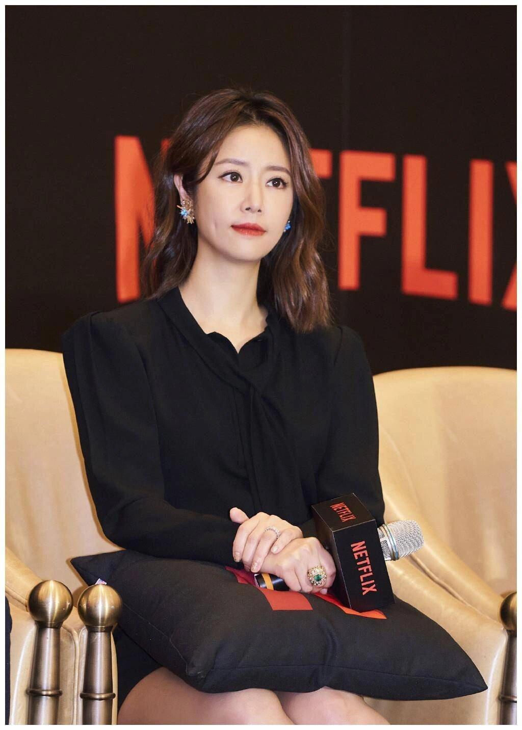 49岁林心如带火了“哪吒裤”，配粉色T恤+老爹鞋，时髦又减龄