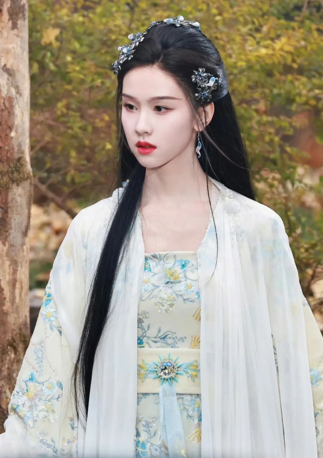 陈都灵"暗夜神女"造型引关注，紫纱长裙展现蜕变之路