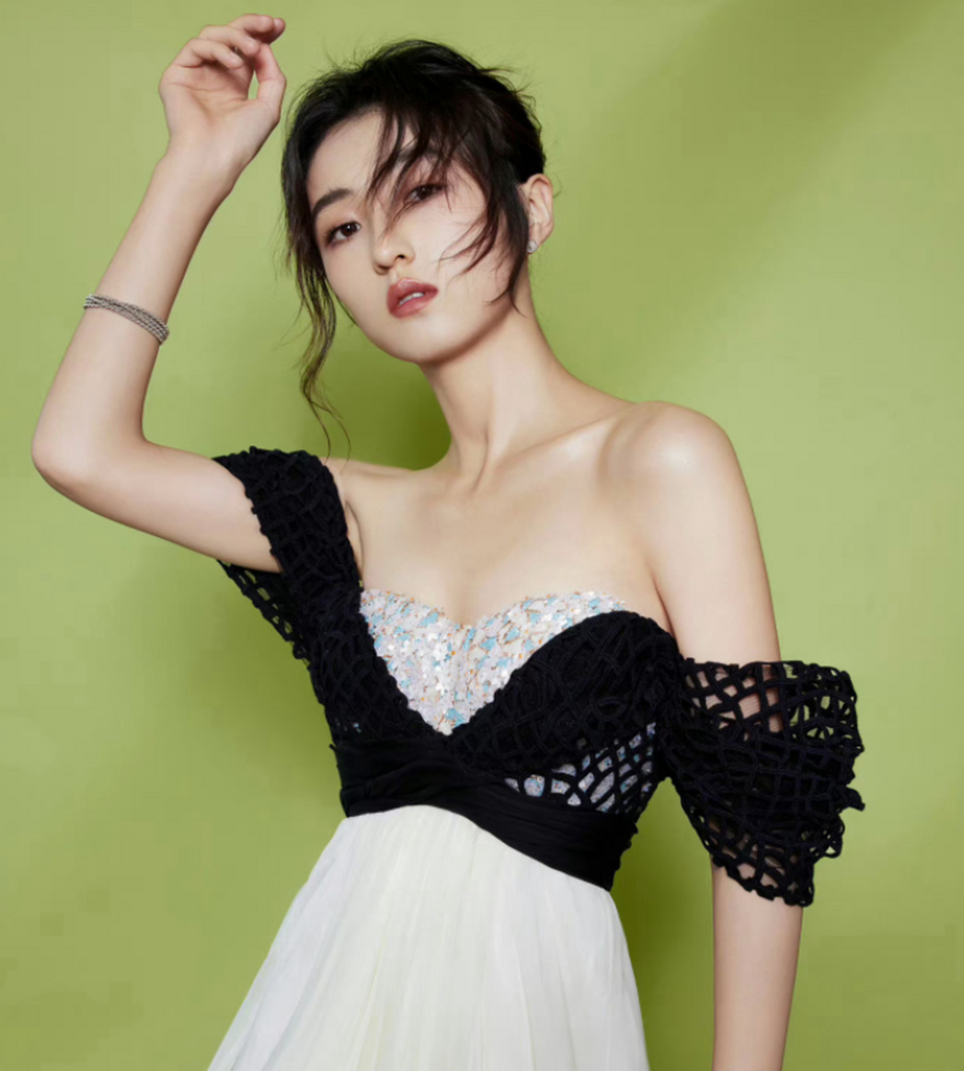 21岁的张子枫踩20厘米恨天高走红毯，网友大喊：妹妹变女王了！