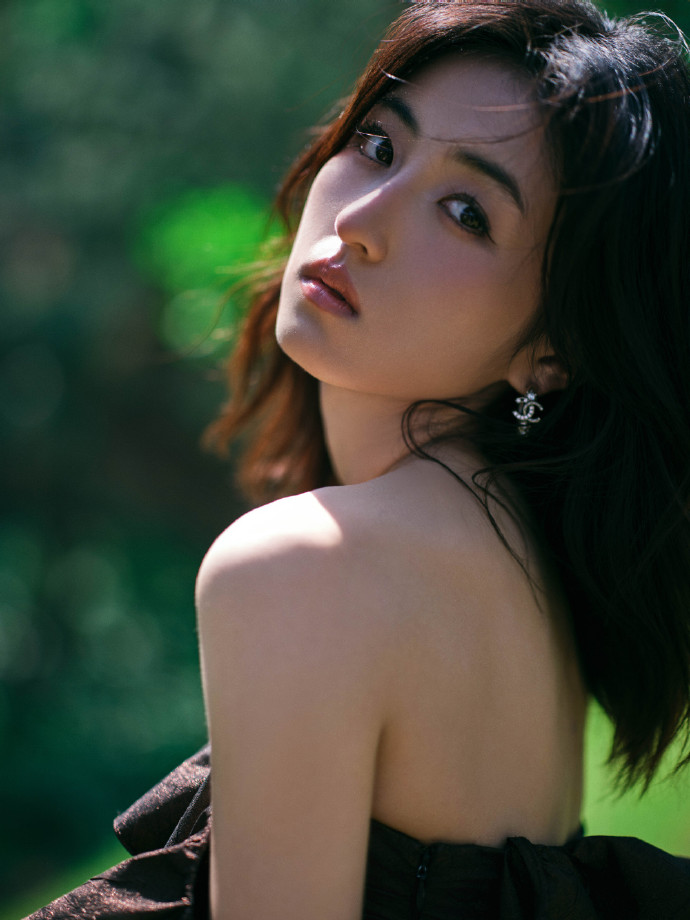 21岁的张子枫踩20厘米恨天高走红毯，网友大喊：妹妹变女王了！