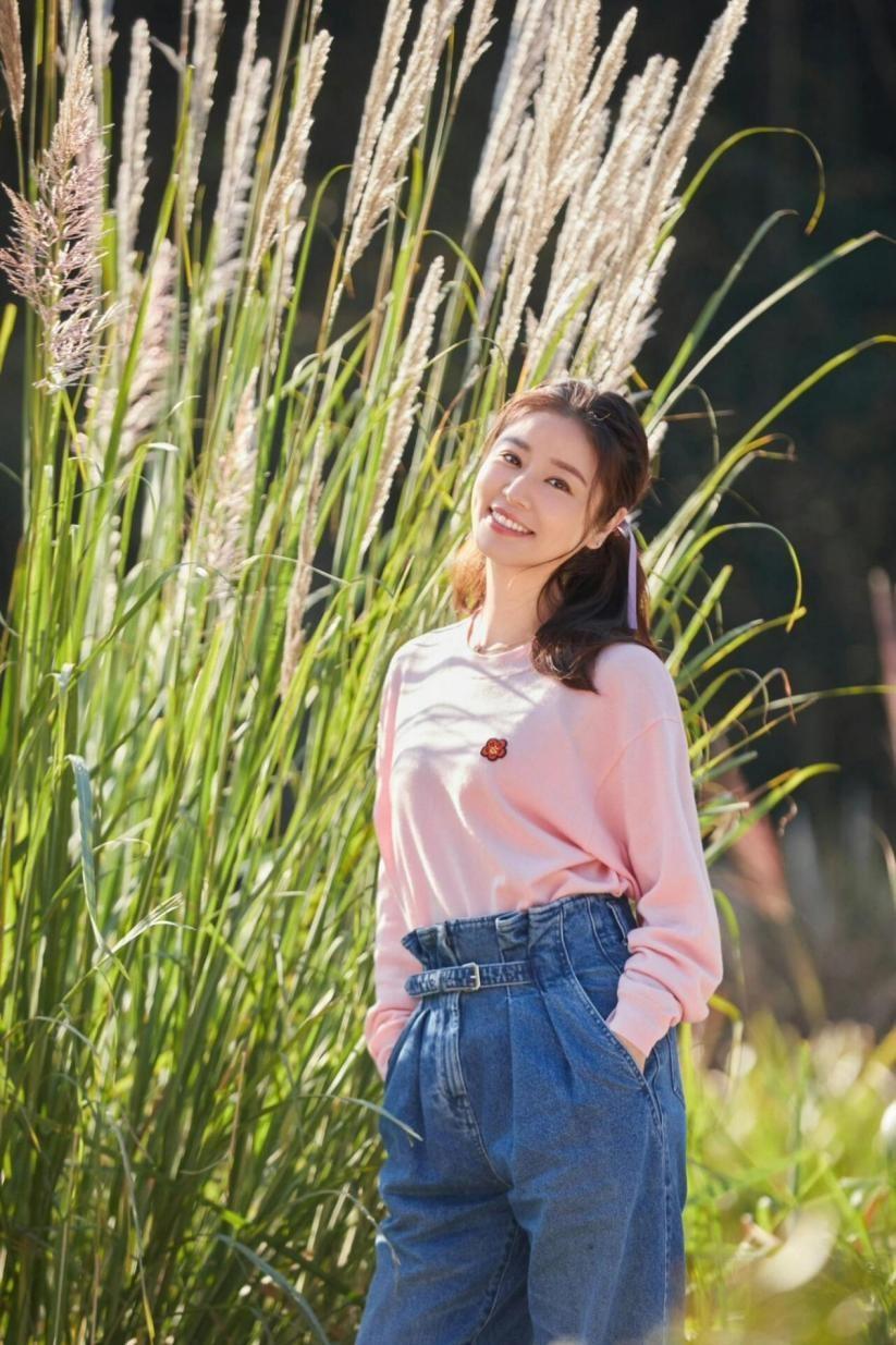 49岁林心如带火了“哪吒裤”，配粉色T恤+老爹鞋，时髦又减龄