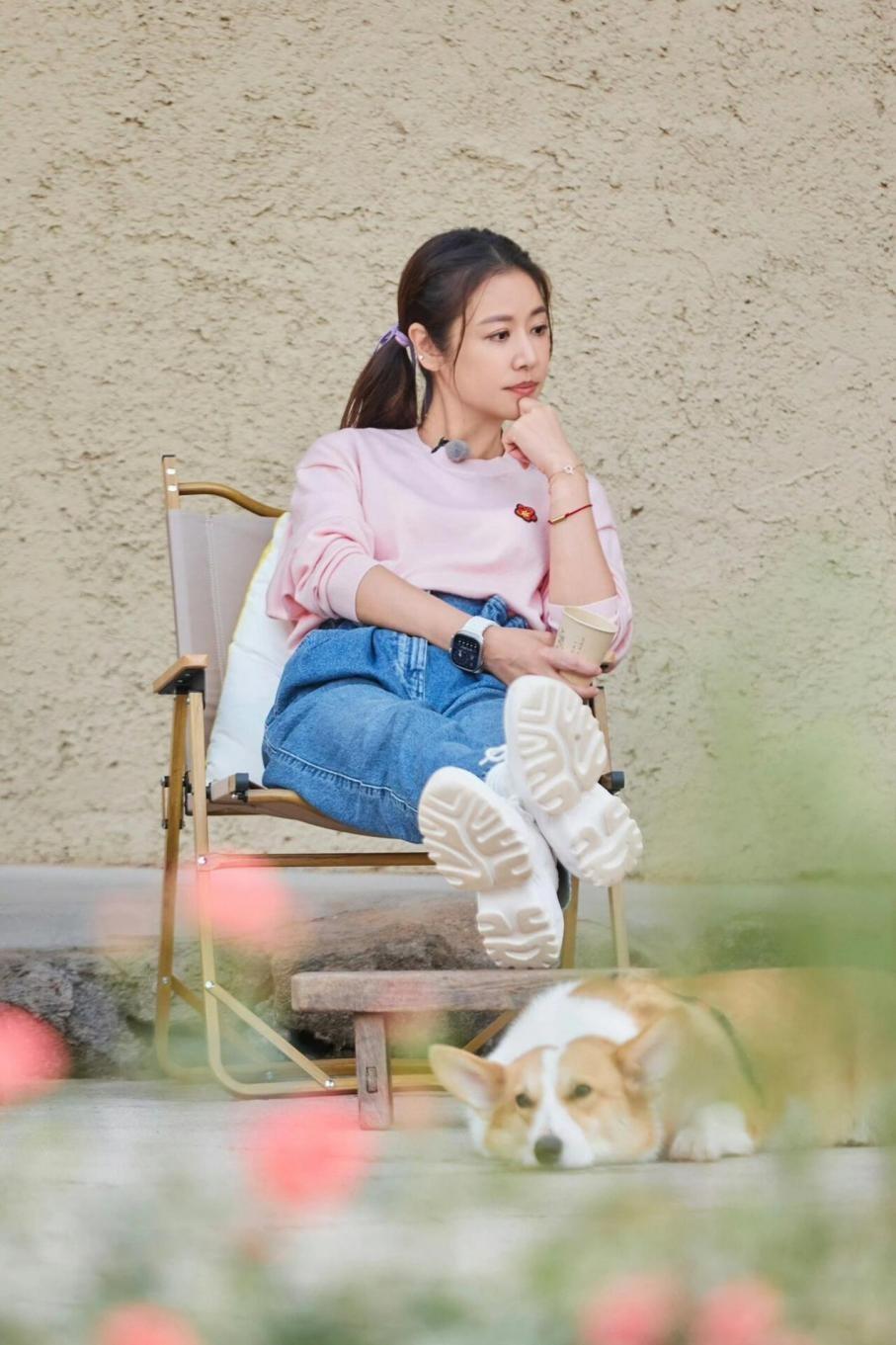 49岁林心如带火了“哪吒裤”，配粉色T恤+老爹鞋，时髦又减龄