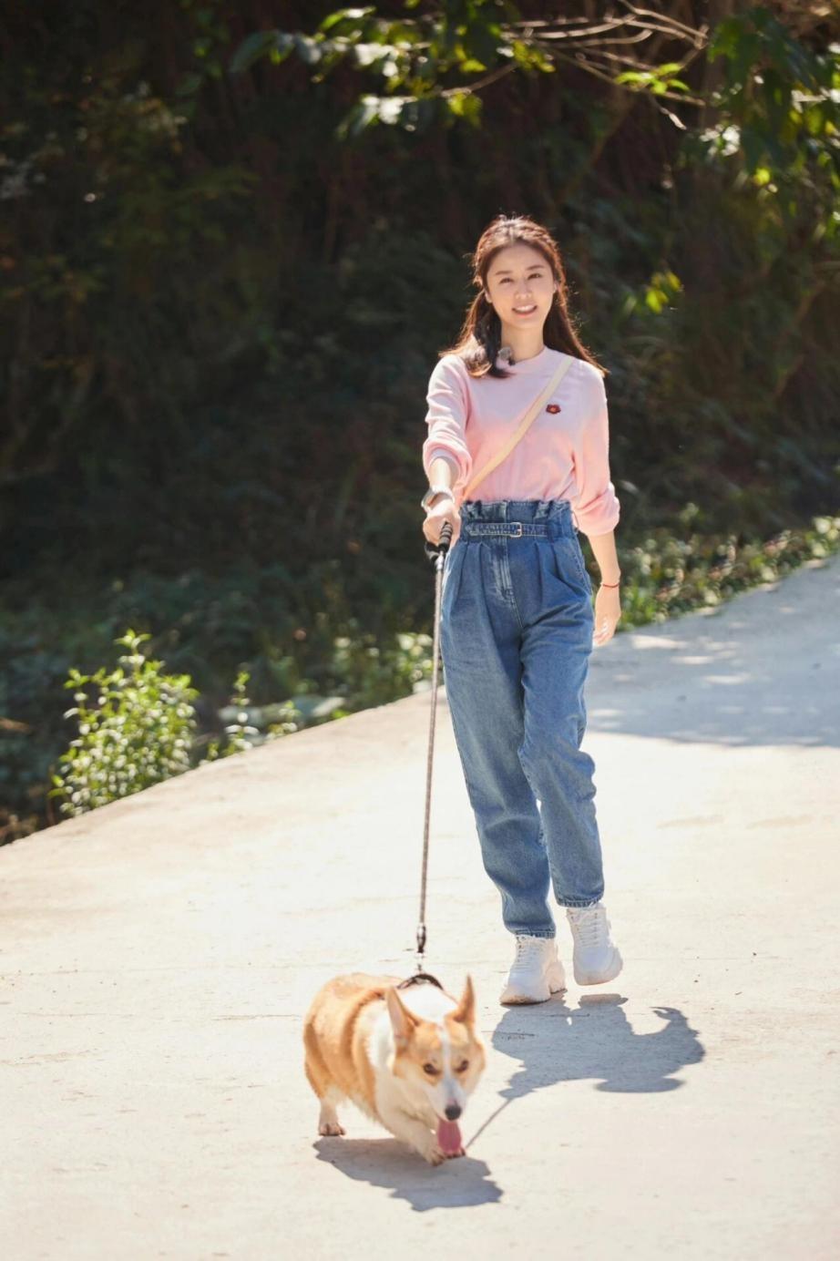 49岁林心如带火了“哪吒裤”，配粉色T恤+老爹鞋，时髦又减龄