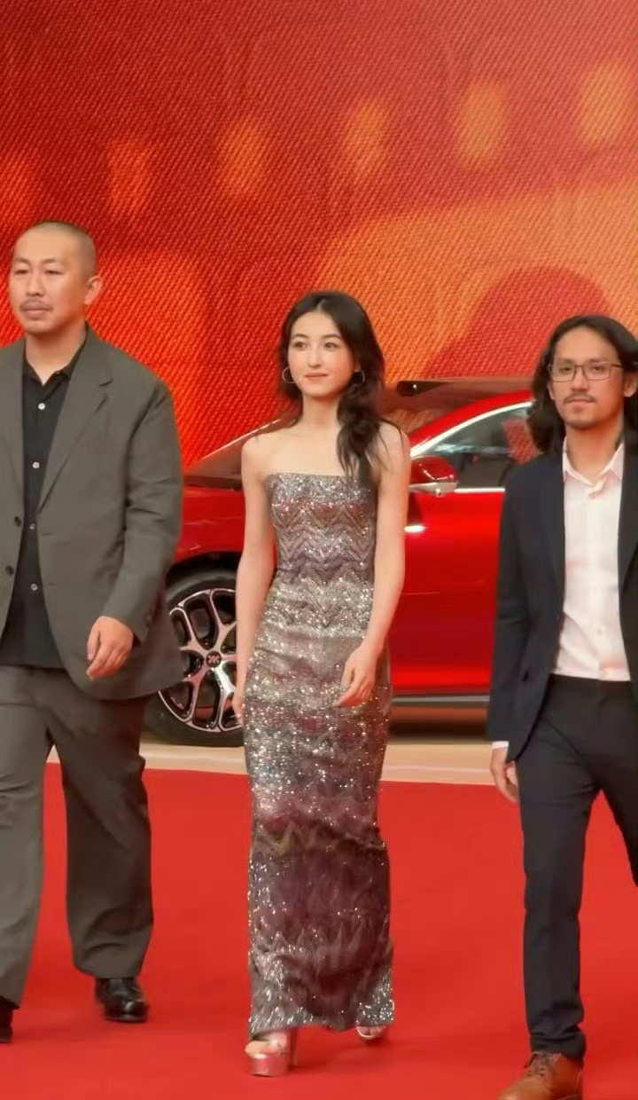 今年6月，在上海电影节红毯上，21岁的张子枫让全场都傻了眼。 身为亚洲新人单元的评委，她脚踩20厘米的高跟鞋，走得比平地还稳当。 那黑色的香奈儿裤装上挂着的珍珠链子一晃一晃，立刻就上了热搜。 不少网友讨论说：这也太稳了吧！妹妹真是长成女王范