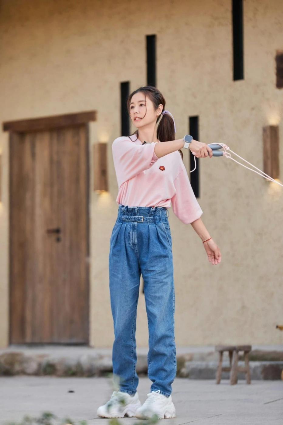 49岁林心如带火了“哪吒裤”，配粉色T恤+老爹鞋，时髦又减龄