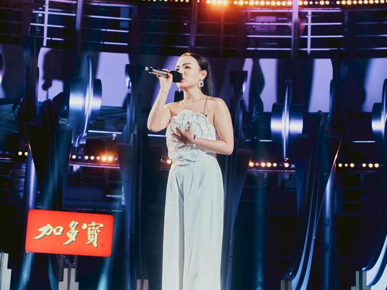 爱新觉罗·媚惊艳亮相《亚洲新声》新加坡站 深情献唱《今晚你想念的人是不是我》