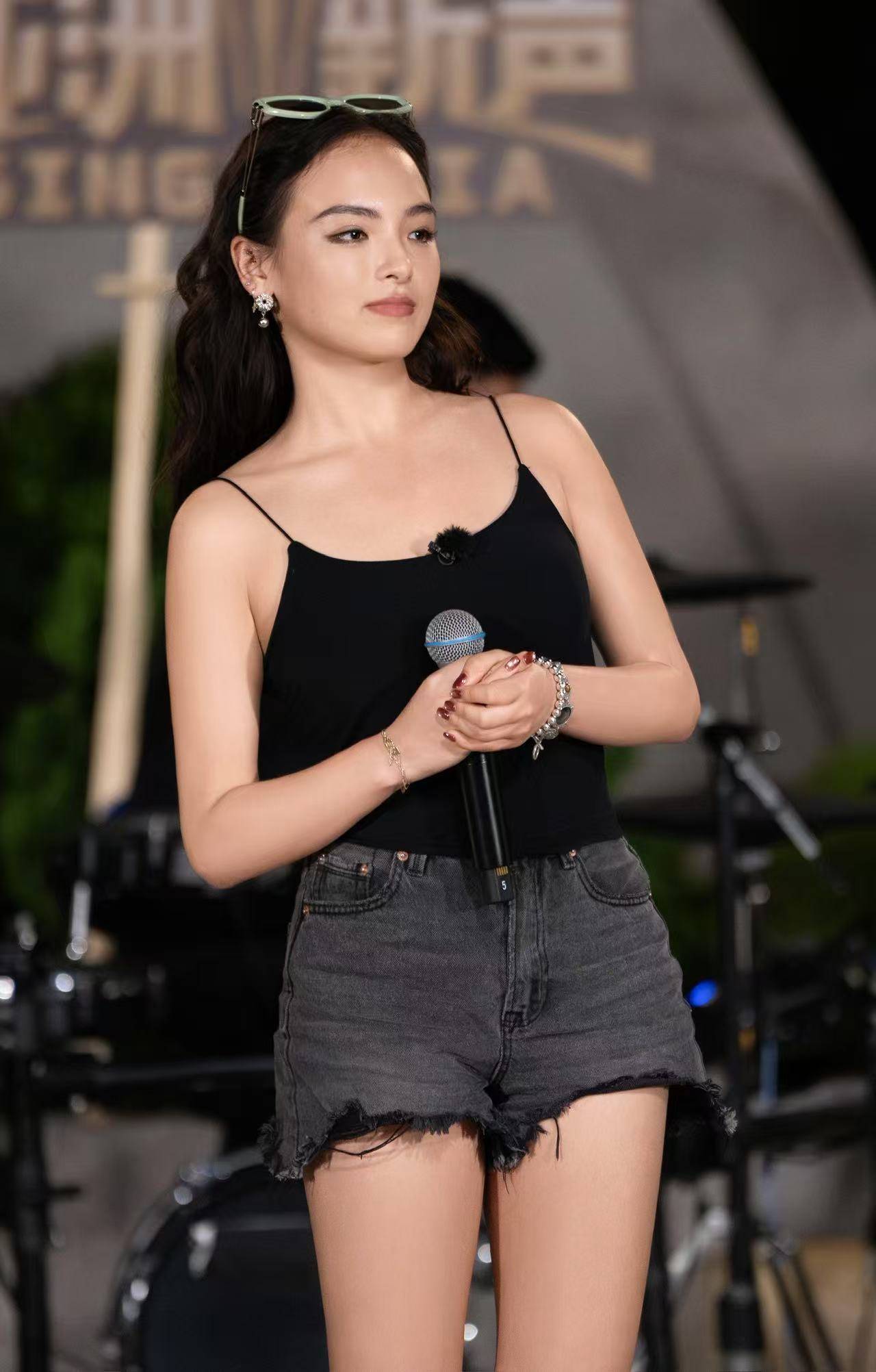 爱新觉罗·媚惊艳亮相《亚洲新声》新加坡站 深情献唱《今晚你想念的人是不是我》