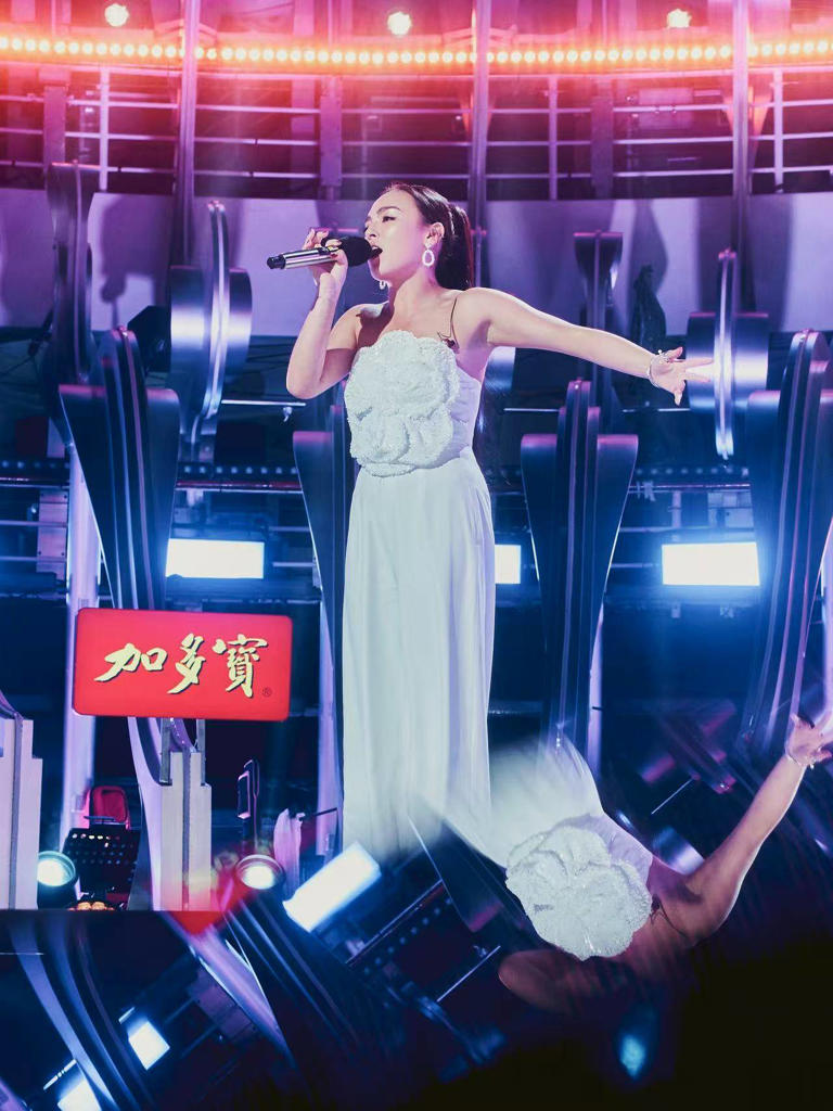 爱新觉罗·媚惊艳亮相《亚洲新声》新加坡站 深情献唱《今晚你想念的人是不是我》