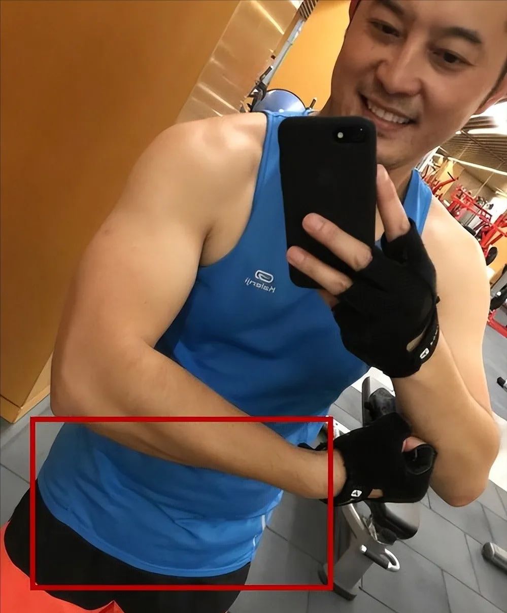 昨天父亲节，沙溢在社交平台上分享了一张健身自拍，照片里他穿着蓝色运动背心，汗水湿透了衣服，露出清晰的胸肌和手臂线条。 剃掉胡子的脸庞看起来清爽又精神，他还配上文字说：“做一个爱出汗的、爱笑的、爱臭美的父亲！”这张照片很快在网上火了，一天之内