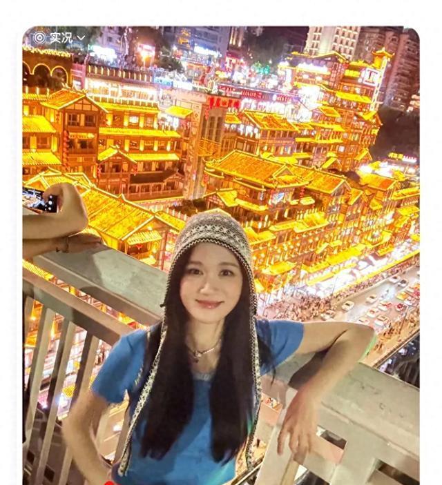 陈乔恩重庆度假，穿紧身T恤小露蛮腰少女感十足，身后的夜景好美