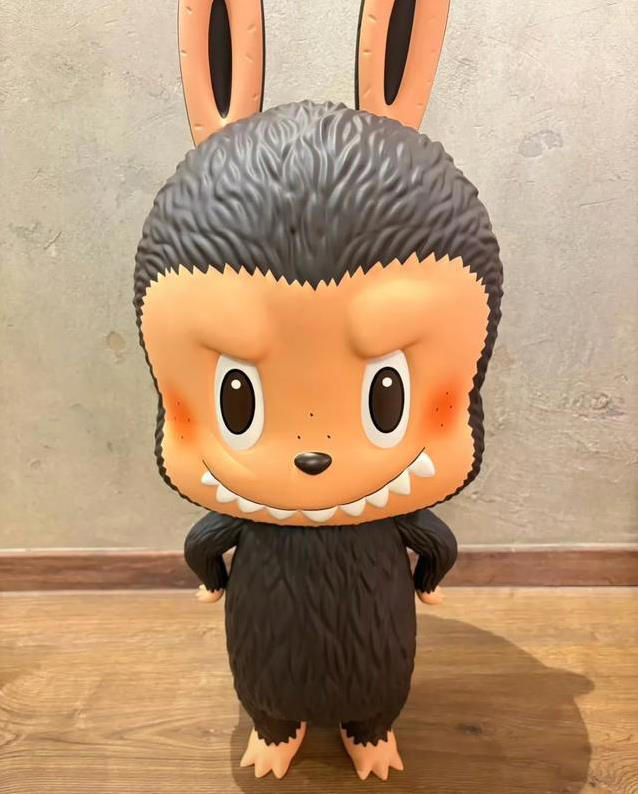 张馨予晒旧玩偶惊呆网友，Labubu初代身价暴涨，几万块值吗？