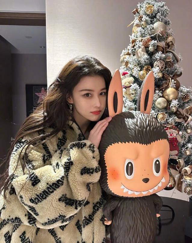 张馨予晒旧玩偶惊呆网友，Labubu初代身价暴涨，几万块值吗？