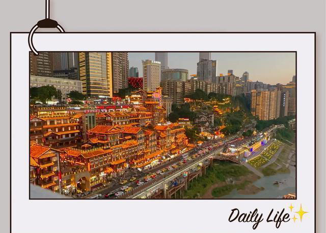 陈乔恩重庆度假，穿紧身T恤小露蛮腰少女感十足，身后的夜景好美