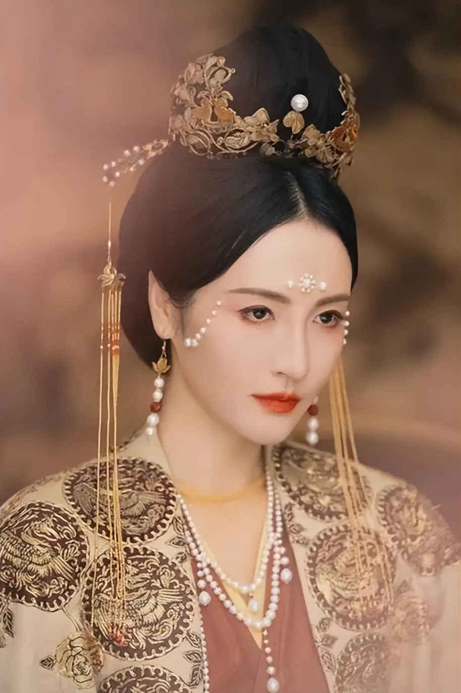 《临江仙》6位中年美女，黄奕、陈德容年轻时超美，如今风韵犹存