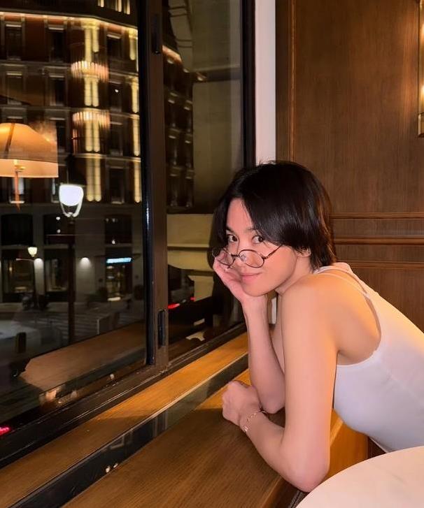 宋慧乔素颜晒照惊艳全网，小背心短发秒变学霸风？