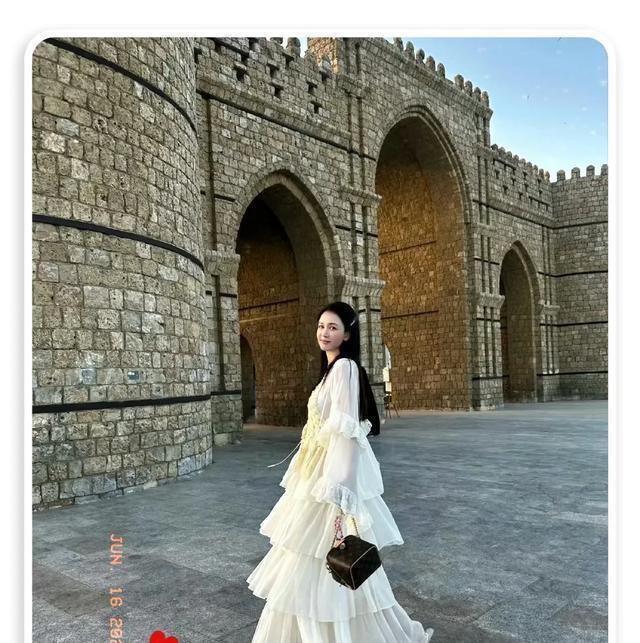 陈乔恩重庆度假，穿紧身T恤小露蛮腰少女感十足，身后的夜景好美