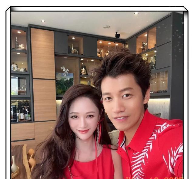 陈乔恩重庆度假，穿紧身T恤小露蛮腰少女感十足，身后的夜景好美