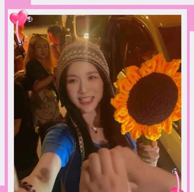 陈乔恩重庆度假，穿紧身T恤小露蛮腰少女感十足，身后的夜景好美