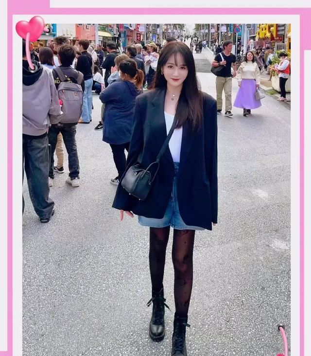陈乔恩重庆度假，穿紧身T恤小露蛮腰少女感十足，身后的夜景好美