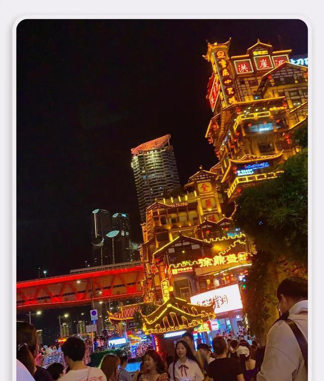 陈乔恩重庆度假，穿紧身T恤小露蛮腰少女感十足，身后的夜景好美