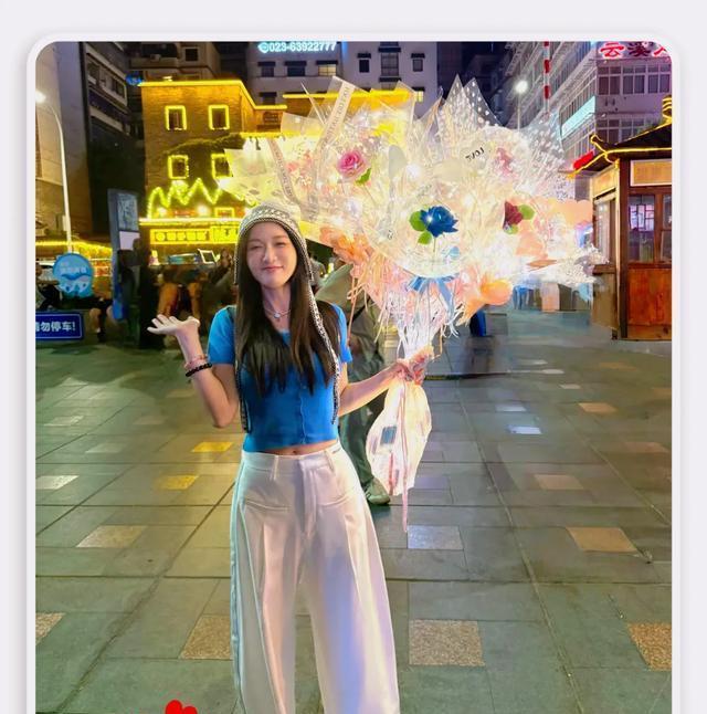 陈乔恩重庆度假，穿紧身T恤小露蛮腰少女感十足，身后的夜景好美