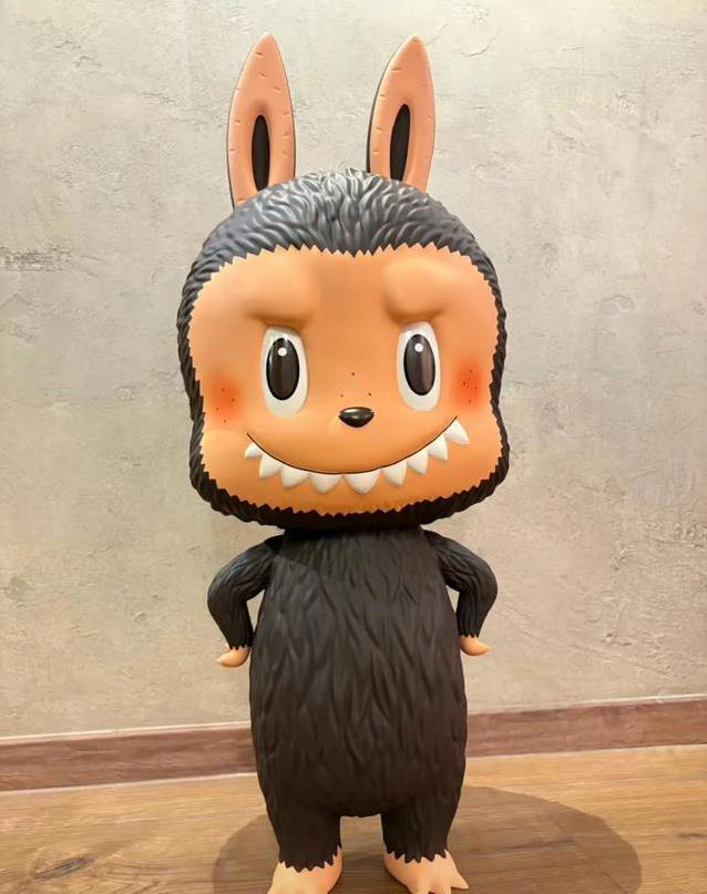 张馨予晒旧玩偶惊呆网友，Labubu初代身价暴涨，几万块值吗？