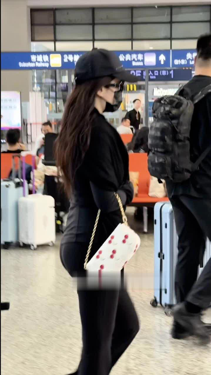 37岁刘亦菲被偶遇，穿三千裙子生图抗老，走出美容院走路带风