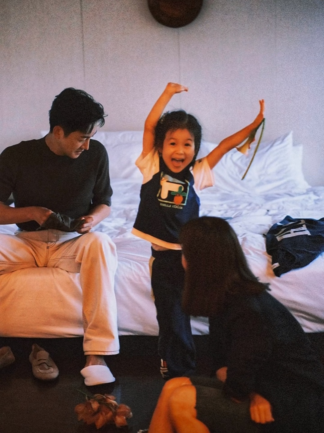 47岁王阳获老婆孩子探班，“旺夫”高斯嫩似20岁大学生，4岁女儿很讨喜