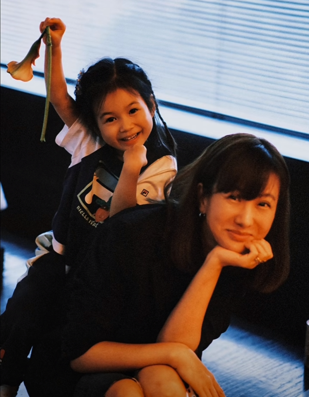 47岁王阳获老婆孩子探班，“旺夫”高斯嫩似20岁大学生，4岁女儿很讨喜