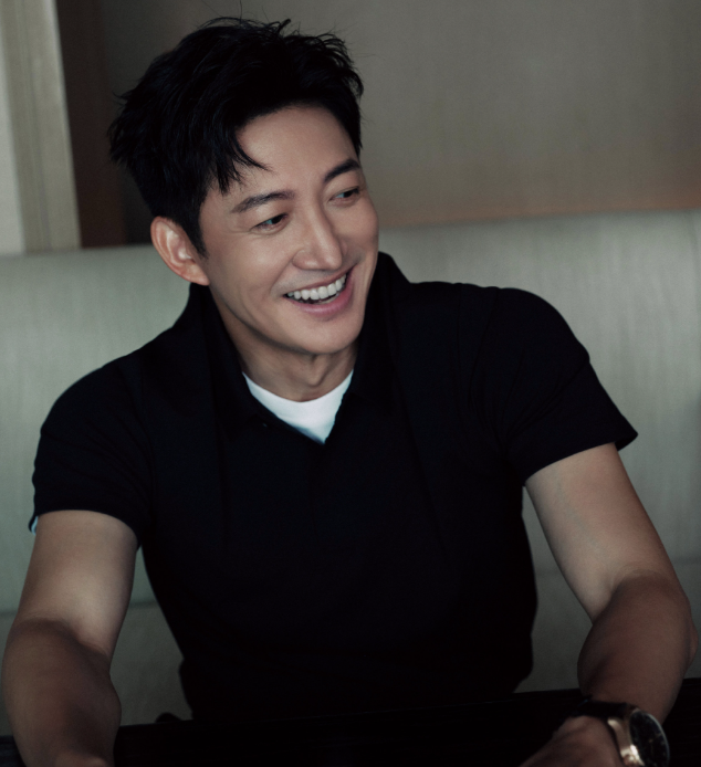 47岁王阳获老婆孩子探班，“旺夫”高斯嫩似20岁大学生，4岁女儿很讨喜