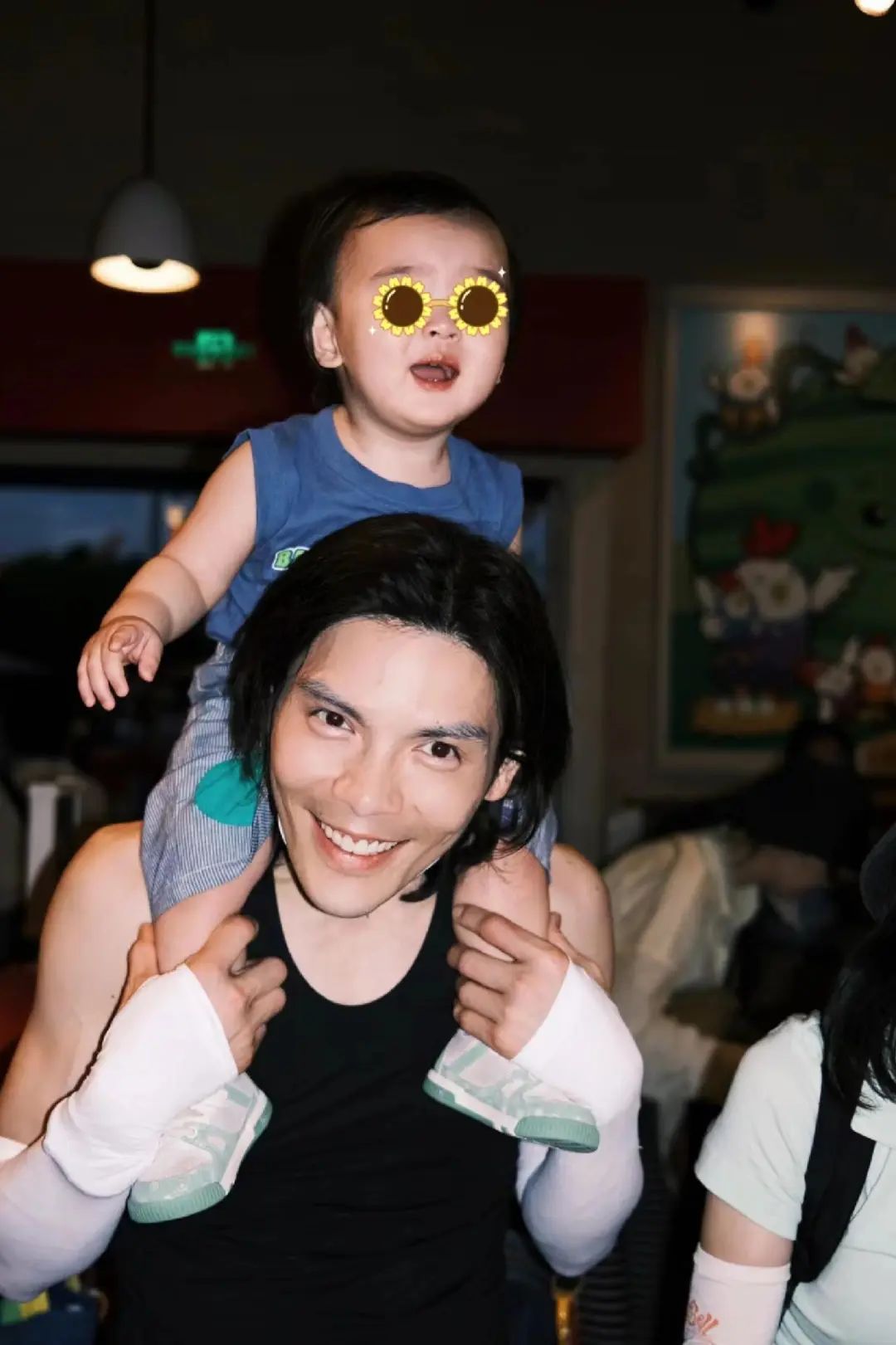 3岁向笙生日照片公开！五官很像郭碧婷，网友笑谈：向佐的基因没体现出来