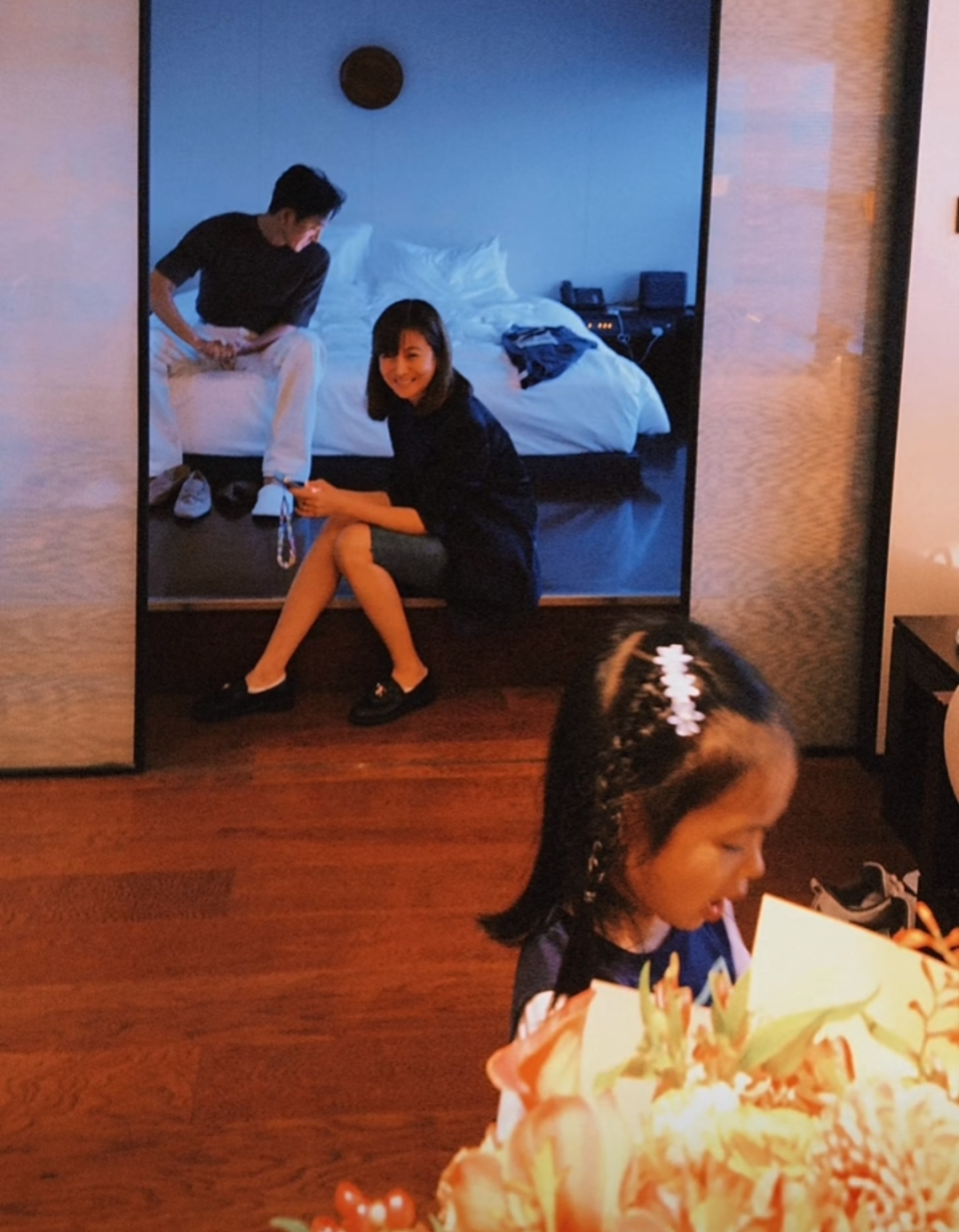 47岁王阳获老婆孩子探班，“旺夫”高斯嫩似20岁大学生，4岁女儿很讨喜