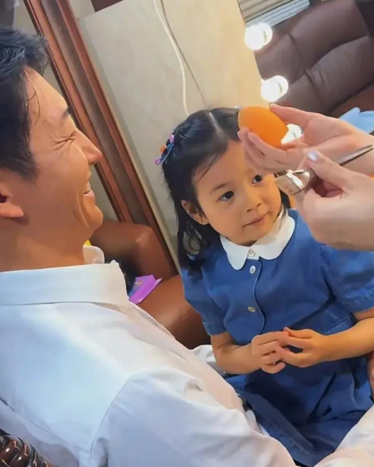 47岁王阳获老婆孩子探班，“旺夫”高斯嫩似20岁大学生，4岁女儿很讨喜