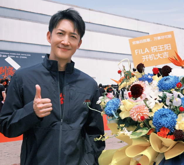 最近王阳老婆晒出了和女儿去探班的动态，这一家子颜值真的有点水平，随意拍照都像画报似的，引得网友大赞王阳好福气。  父亲节时，高斯带着女儿Molly去了王阳的剧组，据悉他现在是在拍摄现代剧《奉陪到底》，没能请假陪家人却收获了妻女陪伴。 在酒