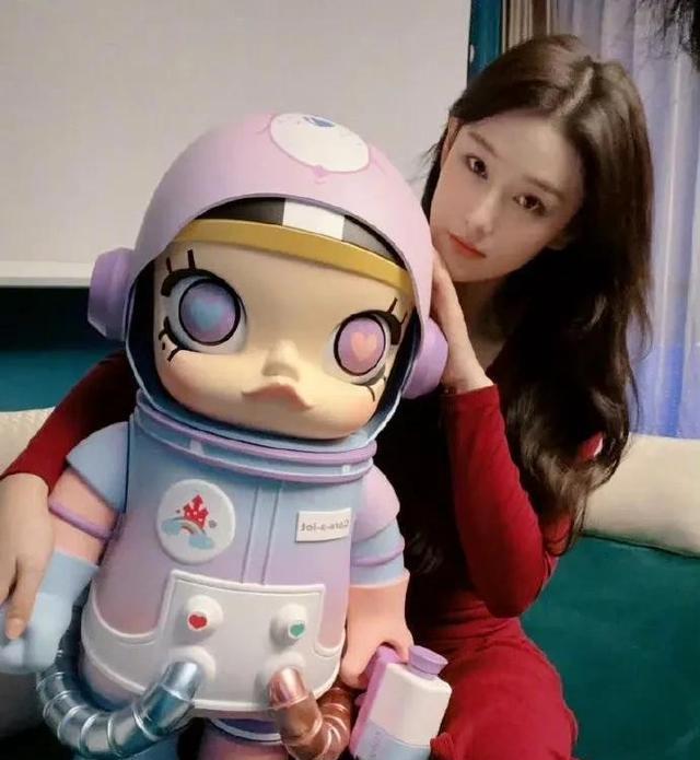 被张馨予遗忘的Labubu，是泡泡玛特送她的初代版，已被炒到大几万