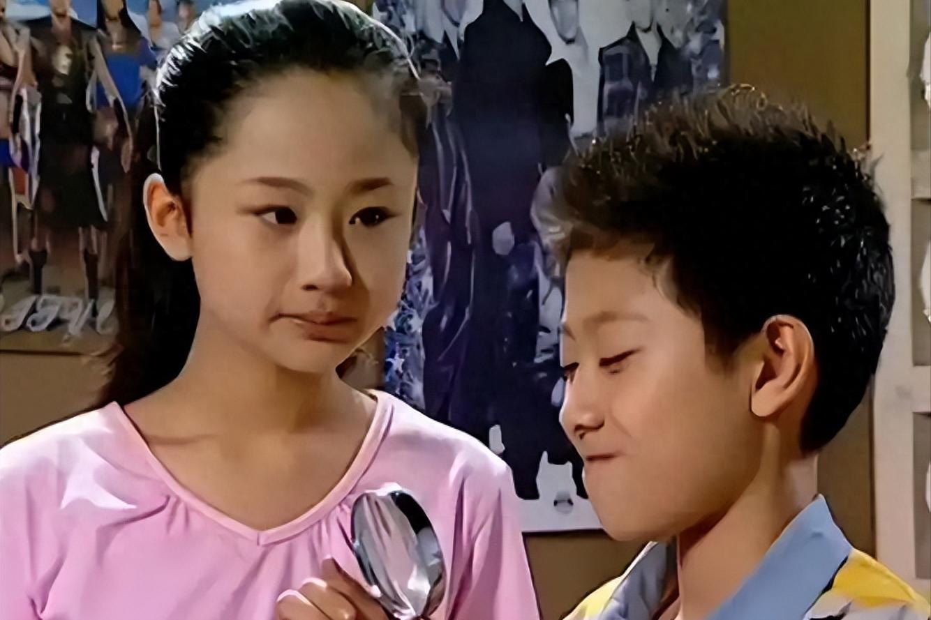 说起一些回忆杀，想必应该没有人不知道《家有儿女》的吧。 这部经典喜剧，堪称是很多人的童年了。 直到今天，很多经典片段还在被二创，还在被羡慕。 刘星和夏雪的饰演人张一山和杨紫都凭借这部剧，成为了家喻户晓的童星。  20年过去了，杨紫凭借自己