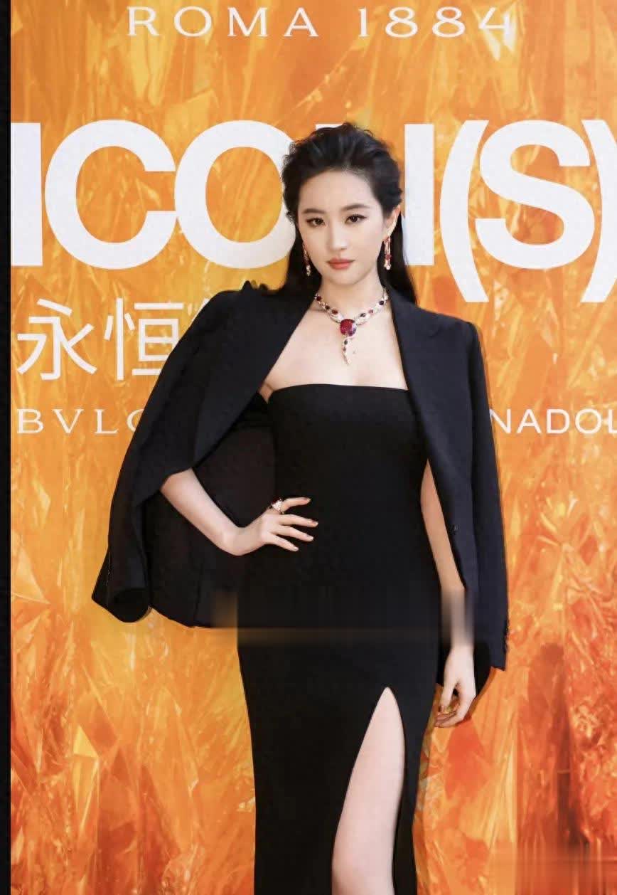 37岁刘亦菲被偶遇，穿三千裙子生图抗老，走出美容院走路带风 