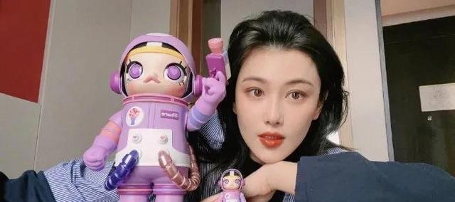 被张馨予遗忘的Labubu，是泡泡玛特送她的初代版，已被炒到大几万