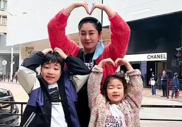 从“王小蒙”到单亲妈妈，毕畅婚姻崩盘，赵本山早料到结局？