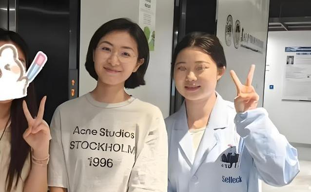 万茜素颜逛复旦超清爽，40岁生娃嫁摄影师，却被综艺揭老底？