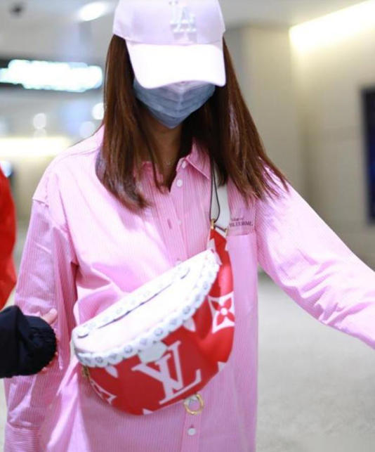 林心如新烫了羊毛卷年轻25岁，穿衬衫+小白裤，美得像换了个人