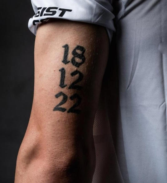 与偶像并肩作战！17岁马斯坦托诺上演国家队首秀，曾为梅西而文身