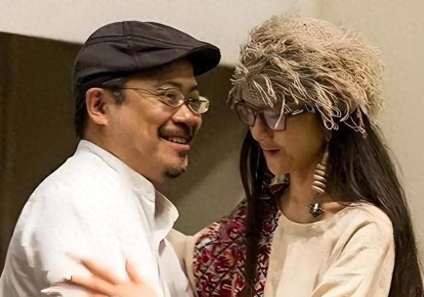 网上传了几张照片，说67岁的杨丽萍和她75岁的前夫刘淳晴又在一起了。俩人站在一块儿聊得挺开心，不过也不确定是真复合还是单纯一起参加活动。这事让很多网友想起了他们二十年前的离婚故事。 杨丽萍和刘淳晴当年结婚七年就离了。原因很简单，刘淳晴父母总