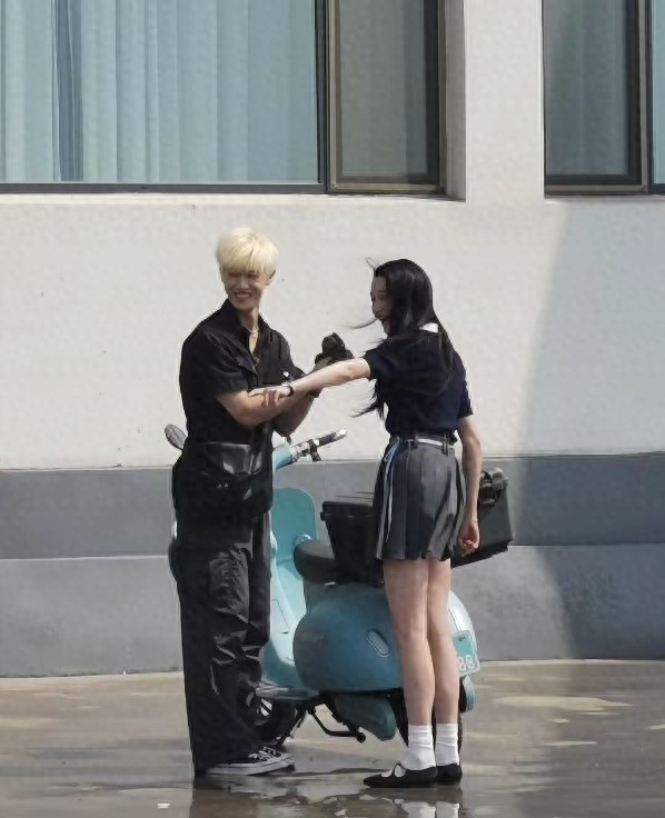 关晓彤和李钧锐在山东拍摄新剧《耀眼》，好多网友都偶遇到了他们。  6月3日，有网友在容城网红公路遇到了关晓彤，她身穿卡其色风衣，内搭一件白色上衣配小短裙，身材比例特别好，整个人散发着青春洋溢的气息。  一双大长腿超吸睛，腿又细又直，脸好